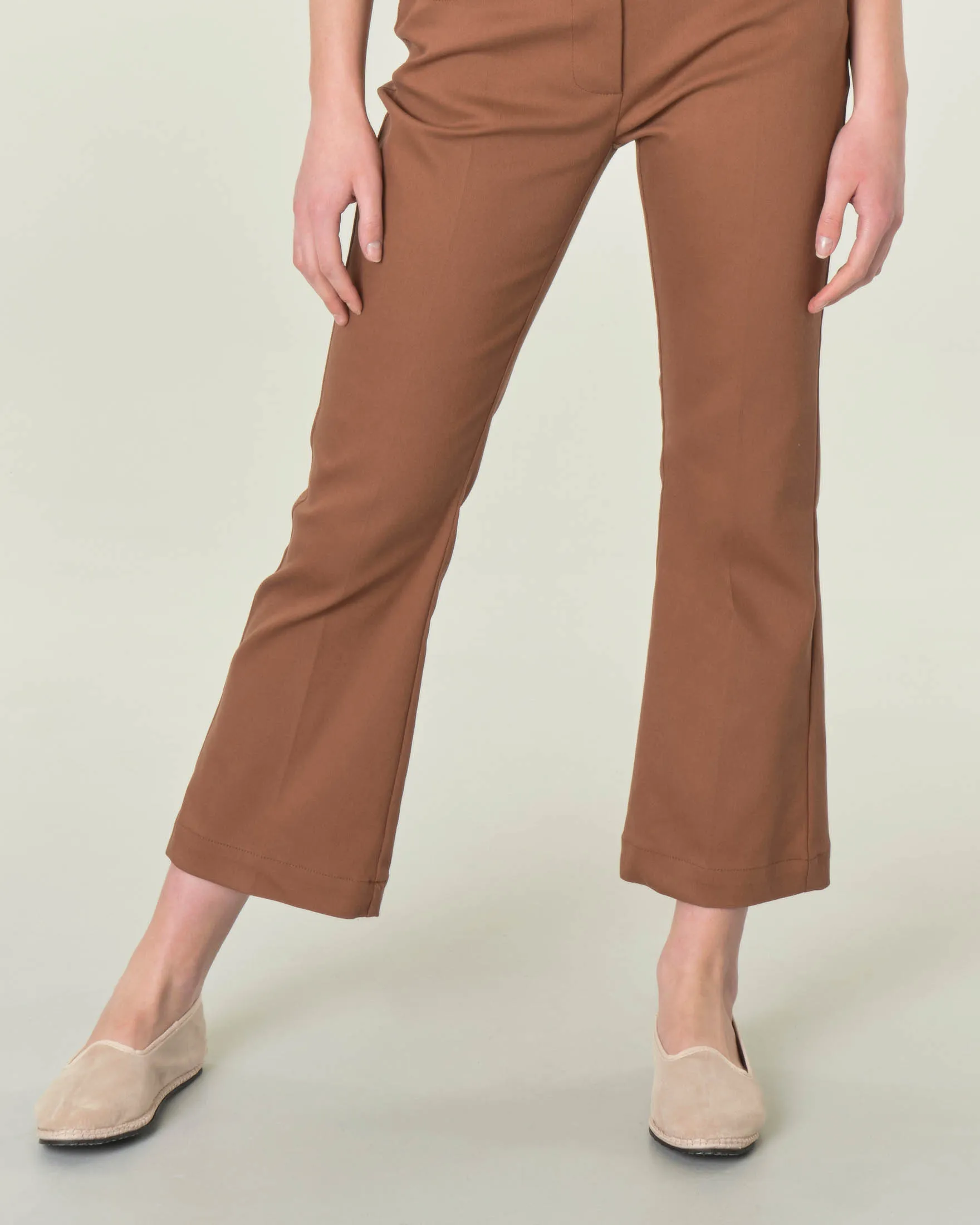 Pantaloni a trombetta color cammello in gabardina di misto cotone stretch