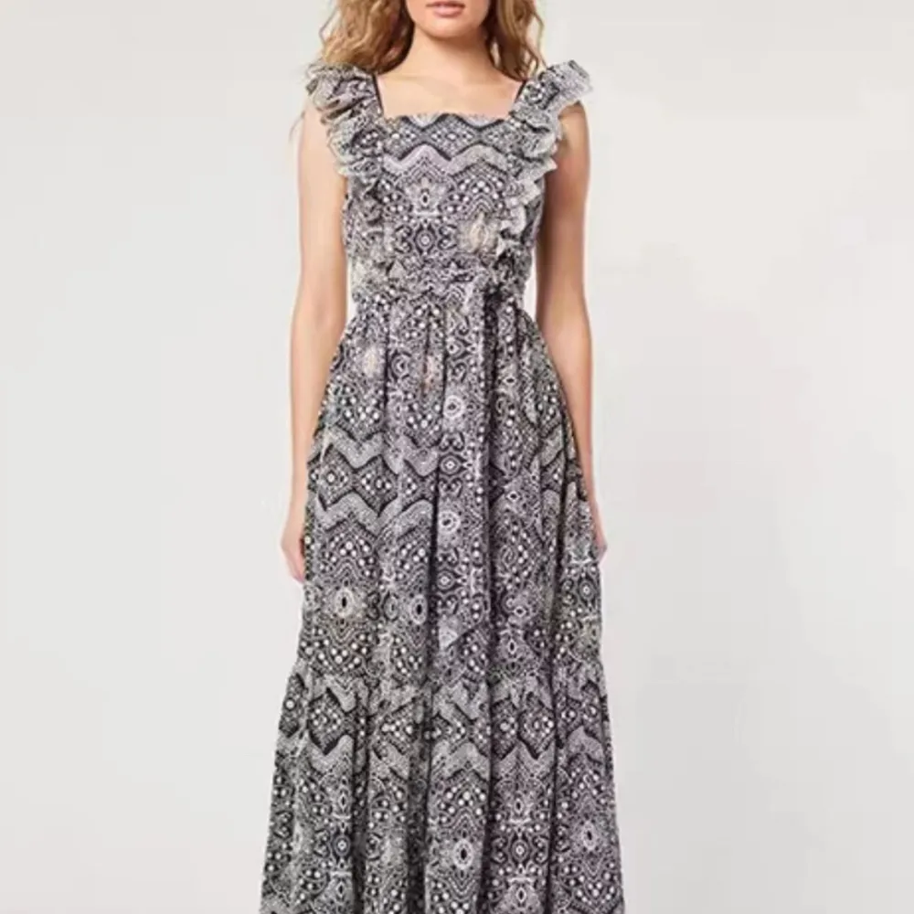 Temperamento francese, fascia alta, stile delicato, colletto quadrato, giunture arricciate, abito con bretelle da fata, nuovo st